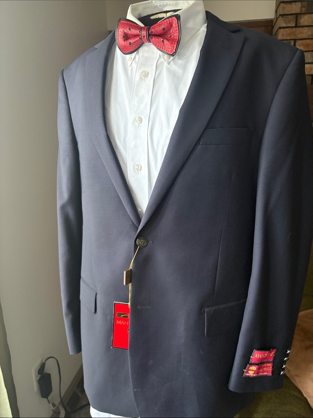 By MANTONI. Size 42L. Classic Wool Navy Single-Button Sport Coat by MANTONI.